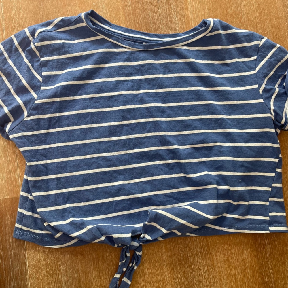 cropped t-shirt with tie at the bottom